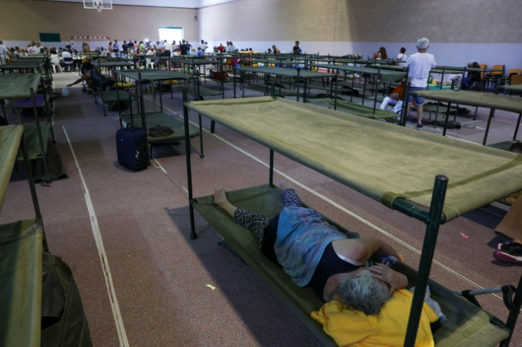 Des habitants évacués en raison d'un incendie de forêt près de San Martín de Valdeiglesias trouvent refuge dans une salle de sport à Villamanta, à l'ouest de Madrid, le 24 juillet 2026.   ( AFP / Pierre-Philippe MARCOU )