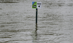 Une piste cyclabe inondéé dans la commune de Guipry-Messac, en Ille-et-Vilaine, le 26 janvier 2026 ( AFP / Damien MEYER )