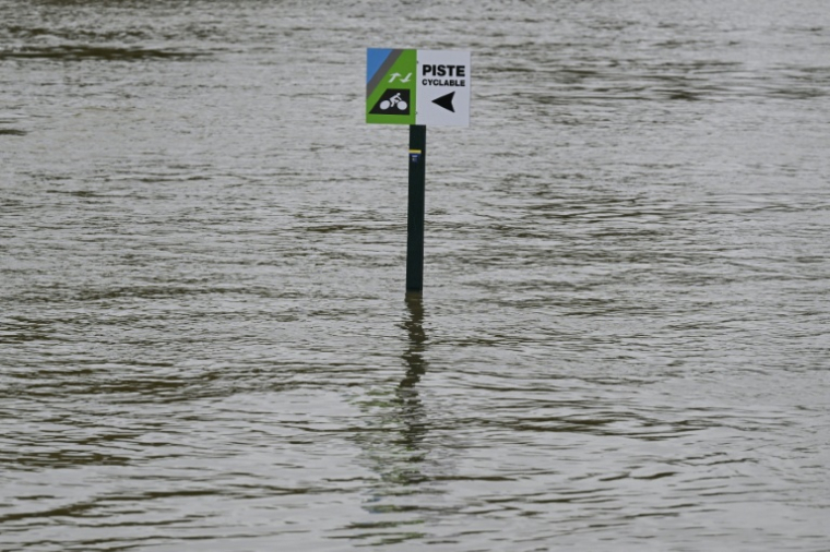 Une piste cyclabe inondéé dans la commune de Guipry-Messac, en Ille-et-Vilaine, le 26 janvier 2026 ( AFP / Damien MEYER )
