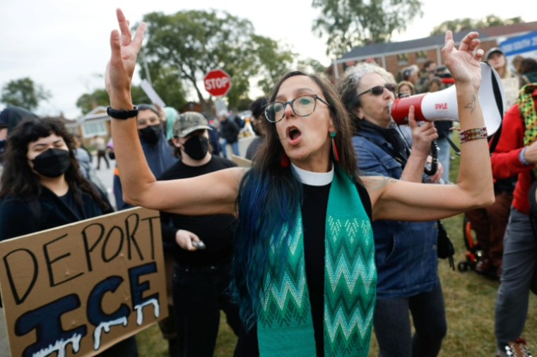 Manifestation près d'un centre de détention de l'Immigration and Customs Enforcement (ICE) à Broadview, près de Chicago, dans l'Illinois, le 10 octobre 2025 ( AFP / OCTAVIO JONES )