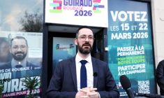 David Guiraud, candidat LFI, devant son QG de campagne à Roubaix, le 15 mars 2026, lors du premier tour des élections municipales  ( AFP / Francois LO PRESTI )