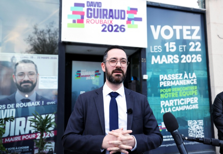 David Guiraud, candidat LFI, devant son QG de campagne à Roubaix, le 15 mars 2026, lors du premier tour des élections municipales  ( AFP / Francois LO PRESTI )