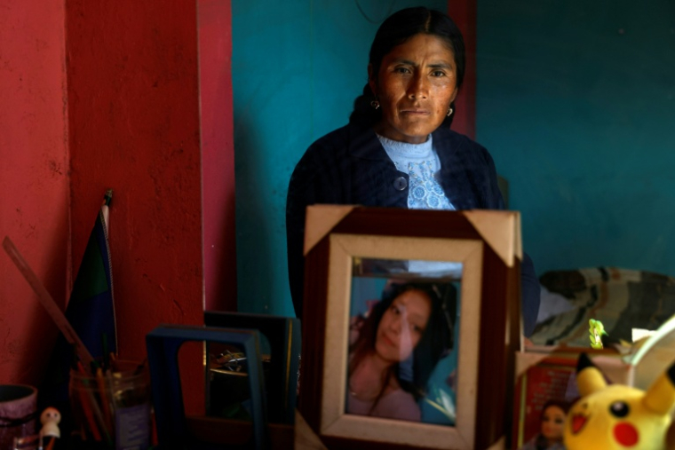 Dominga Hancco se reflète dans un miroir à côté d'un portrait de sa fille Jhamileth Aroquipa, tuée le 9 janvier 2023 lors des manifestations, à son domicile de Juliaca, au Pérou, le 30 mai 2026 ( AFP / Juan Carlos CISNEROS )