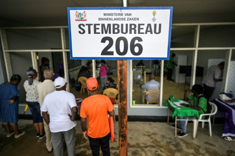 Des électeurs attendent pour voter lors des élections législatives, le 25 mai 2025 à Paramaribo, au Suriname ( AFP / Juan BARRETO )