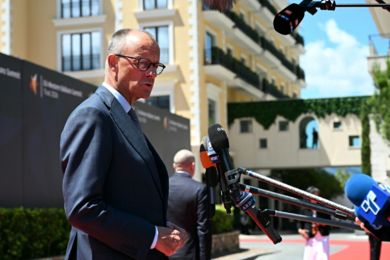Le chancelier allemand Friedrich Merz s'adresse à la presse avant le sommet UE-Balkans à Tivat, le 5 juin 2026 au Monténégro ( AFP / SAVO PRELEVIC )