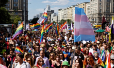 Des manifestants participent à la marche des fiertés LGBTQI à Varsovie, le 25 juin 2022 ( AFP / Wojtek Radwanski )