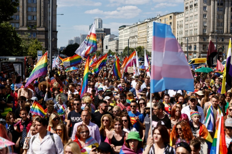 Des manifestants participent à la marche des fiertés LGBTQI à Varsovie, le 25 juin 2022 ( AFP / Wojtek Radwanski )