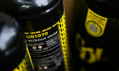 Des bonbonnes de protoxyde d'azote abandonnées dans une rue de Paris, le 15 janvier 2026 ( AFP / Julie SEBADELHA )