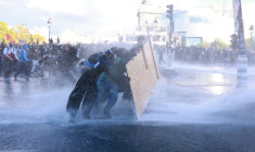 Des manifestants font face à un canon à eau lors d'une manifestation de lycéens place de la Bastille, à Paris, le 8 octobre 2026 ( AFP / Kenzo TRIBOUILLARD )