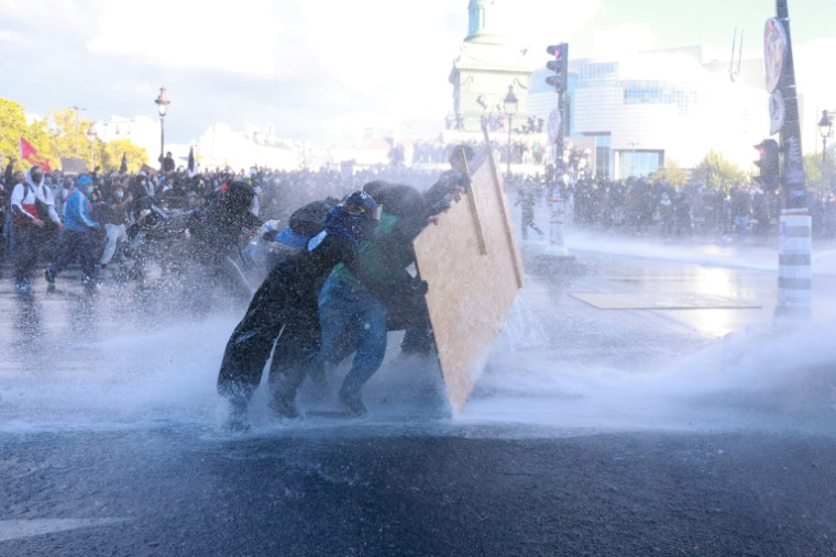 Des manifestants font face à un canon à eau lors d'une manifestation de lycéens place de la Bastille, à Paris, le 8 octobre 2026 ( AFP / Kenzo TRIBOUILLARD )