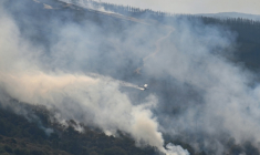 Un avion largue de l'eau sur un incendie à Maceda, au nord-ouest de l'Espagne, le 13 août 2025 ( AFP / MIGUEL RIOPA )