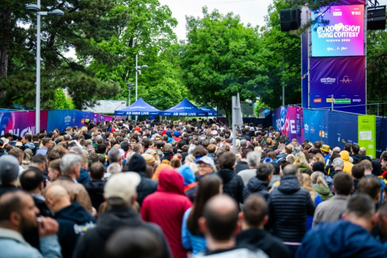 Des fans arrivent devant la salle de concert où l'Eurovision a lieu à Vienne, en Autriche, le 16 mai 2026. ( APA / GEORG HOCHMUTH )
