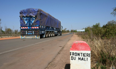 Un camion à la frontière malienne, en provenance de Tegrela en Côte d'Ivoire, le 23 janvier 2022 ( AFP / Sia KAMBOU )