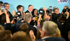 Gordon Schneider (c), candidat tête de liste du parti conservateur CDU aux élections régionales de Rhénanie-Palatinat, arrive au parlement régional de Mayence pour s'adresser à ses partisans, pendant la publication des premiers sondages de sortie des urnes, le 22 mars 2026 en Allemagne ( AFP / DANIEL PETER )