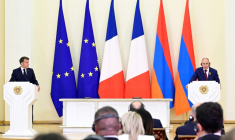 Le président français Emmanuel Macron et le Premier ministre arménien Nikol Pachinian lors d'une conférence de presse à Erevan, le 5 mai 2026  ( AFP / KAREN MINASYAN )
