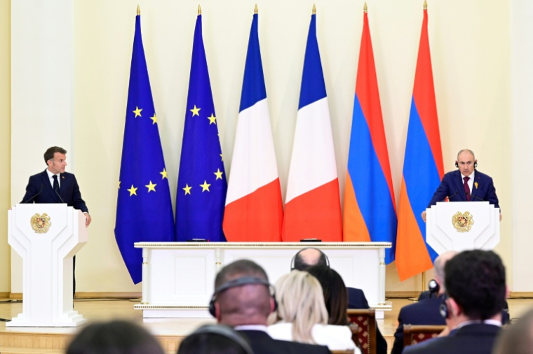 Le président français Emmanuel Macron et le Premier ministre arménien Nikol Pachinian lors d'une conférence de presse à Erevan, le 5 mai 2026  ( AFP / KAREN MINASYAN )