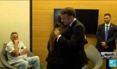 Israël : Macron au chevet des familles des victimes à Tel-Aviv
