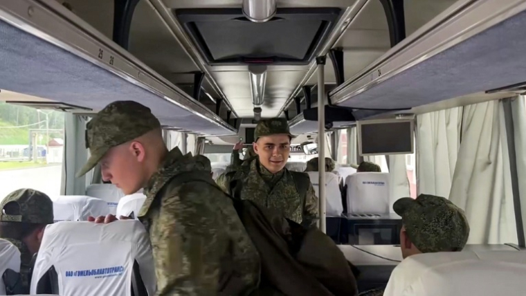 Image tirée d'une vidéo diffusée par le ministère russe de la Défense, le 9 juin 2025, de prisonniers de guerre russes montant à bord d'un bus après un échange dans un lieu non divulgué au Bélarus ( Ministère russe de la Défense / Handout )