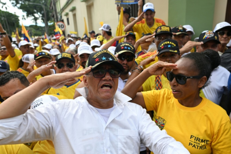 Des partisans du candidat à la présidentielle colombienne Abelardo de la Espriella saluent lors de son meeting de campagne à Buga, en Colombie, le 14 juin 2026 ( AFP / Joaquin SARMIENTO )