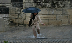 Une femme marche sous la pluie à Montpellier dans le sud de la France le 30 septembre 2026 ( AFP / Gabriel BOUYS )