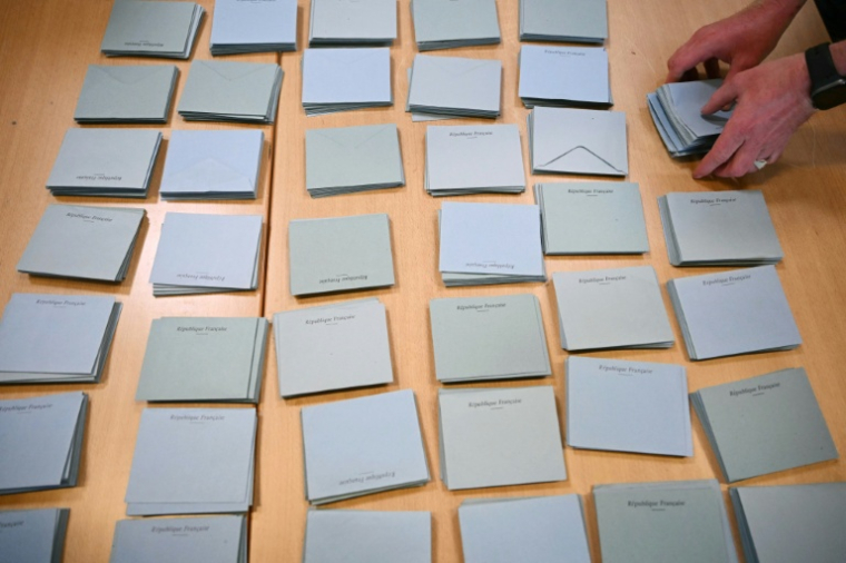 Dans un bureau de vote à Illkirch-Graffenstaden, pour les élections législatives, le 7 juillet 2024 ( AFP / SEBASTIEN BOZON )