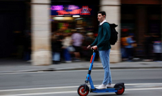 Un homme monte une trottinette électrique à Paris, France
