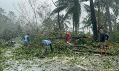 Des policiers et des habitants déblayent une route encombrée d'arbres déracinés par le typhon Kalmaegi à Silago, dans la province de Leyte, aux Philippines, le 4 novembre 2025 ( AFP / - )