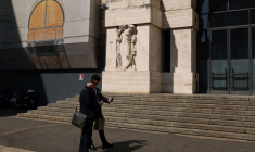 Des personnes se tiennent à côté de la Bourse de Milan