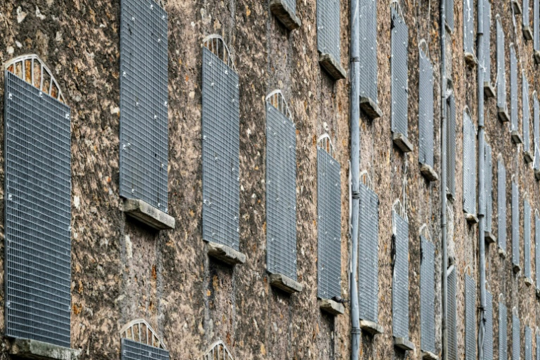 Des fenêtres grillagées à la prison de Fresnes, en région parisienne, le 3 juillet 2020 ( AFP / JOEL SAGET )