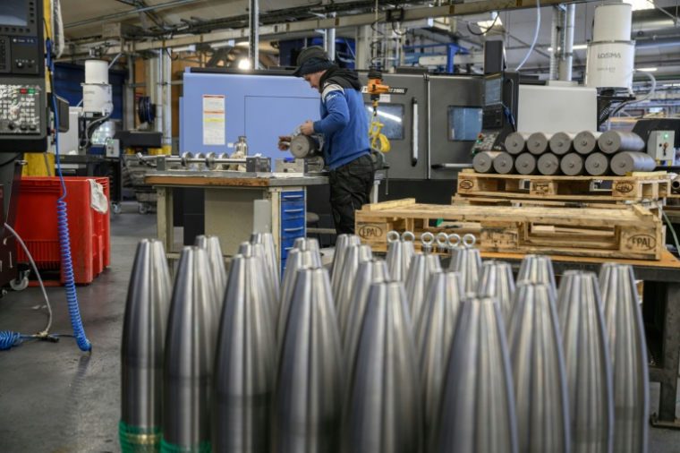 Un technicien travaille sur une ligne de production de corps d'obus dans l'atelier des Forges de Tarbes, le 17 mars 2025 dans les Hautes-Pyrénées ( AFP / Ed JONES )