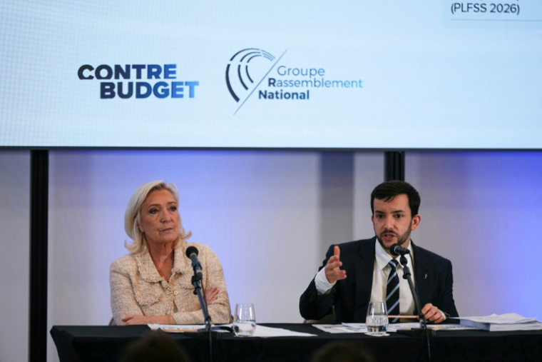 La présidente du groupe parlementaire du Rassemblement national, Marine Le Pen et le député du Rassemblement national, Jean-Philippe Tanguy, lors d'une conférence de presse pour présenter le contre-budget du RN pour le Plan de loi de finances 2025, le 23 octobre 2025 à Paris ( AFP / Dimitar DILKOFF )
