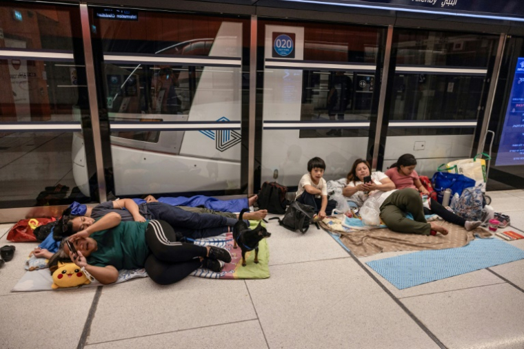 Des habitants réfugiés dans une station de métro de Tel-Aviv, le 22 juin 2025, par crainte des attaques de missiles iraniens ( AFP / Menahem Kahana )