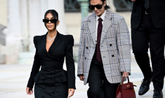 L'influenceuse américaine Kim Kardashian (c), accompagnée de sa mère Kris Jenner (d), quitte la cour d'assises de Paris, le 13 mai 2025, après avoir témoigné dans le procès du braquage dont elle a été victime en 2016 ( AFP / LEO VIGNAL )