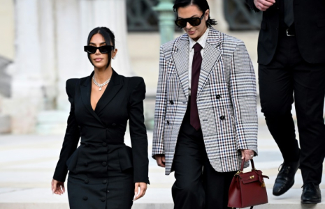 L'influenceuse américaine Kim Kardashian (c), accompagnée de sa mère Kris Jenner (d), quitte la cour d'assises de Paris, le 13 mai 2025, après avoir témoigné dans le procès du braquage dont elle a été victime en 2016 ( AFP / LEO VIGNAL )