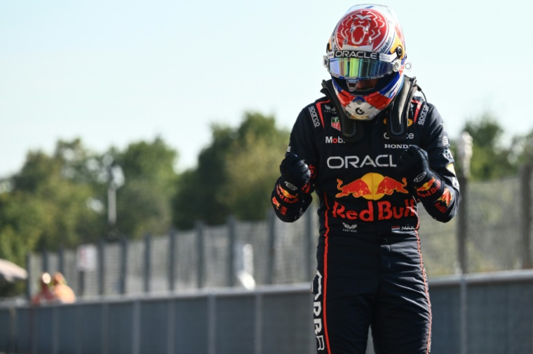 Le pilote de Formule 1 néerlandais Max Verstappen (Red Bull) après avoir réalisé la pole-position lors des qualifications du Grand Pix d'Italie sur le circuit de Monza le 6 septembre 2025. ( AFP / Philippe Lopez )
