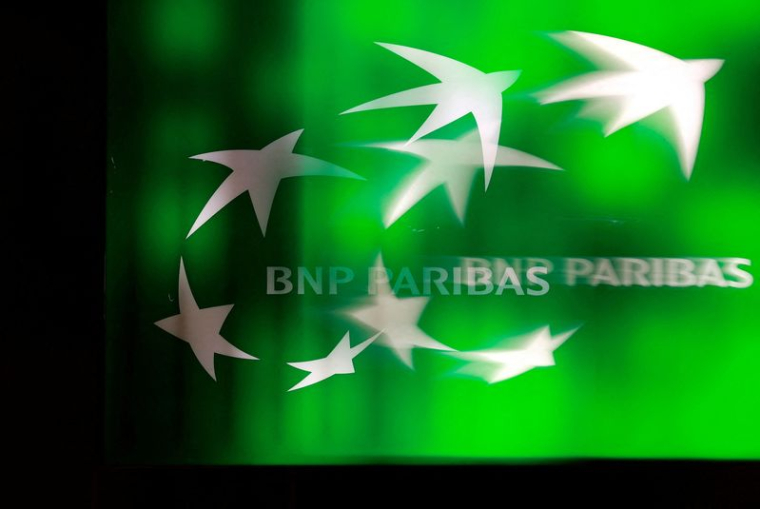 Logo de BNP Paribas sur un bureau de la banque à Paris