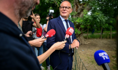 Le président du parti Horizons et candidat à l'élection présidentielle, Édouard Philippe, visite une ferme avicole à Saint-Cyr-sur-Menthon, le 3 juin 2026 dans l'Ain ( AFP / OLIVIER CHASSIGNOLE )
