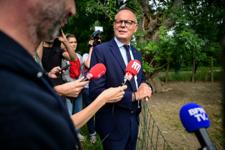 Le président du parti Horizons et candidat à l'élection présidentielle, Édouard Philippe, visite une ferme avicole à Saint-Cyr-sur-Menthon, le 3 juin 2026 dans l'Ain ( AFP / OLIVIER CHASSIGNOLE )