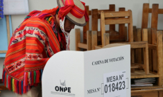 Un habitant vote lors du second tour de l'élection présidentielle dans un bureau de vote d'Ollantaytambo, dans le département de Cusco, au Pérou, le 7 juin 2026 ( AFP / Jose Angulo )