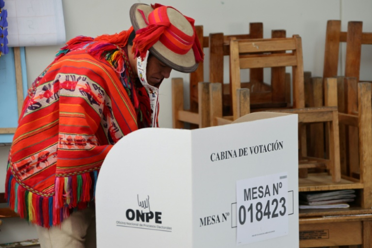 Un habitant vote lors du second tour de l'élection présidentielle dans un bureau de vote d'Ollantaytambo, dans le département de Cusco, au Pérou, le 7 juin 2026 ( AFP / Jose Angulo )