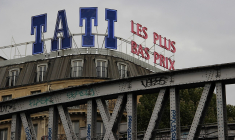 Enseigne du magasin Tati de Barbès (Crédit photo: Ketounette - Wikimedia Commons)