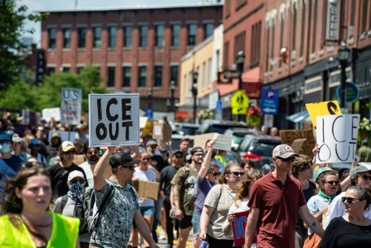 Des habitants manifestent à Biddeford dans le Maine après la mort d'un homme tué par un agent de la police de l'immigration, le 13 juillet 2026. ( AFP / Joseph Prezioso )