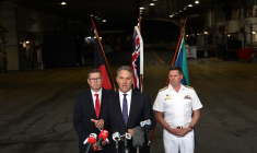 Au centre, le ministre australien de la Défense Richard Marles s'exprime à côté de Pat Conroy (à gauche), ministre australien de l'industrie de la défense, et de Mark Hammond, chef de la marine australienne, lors d'une conférence de presse à Sydney, le 20 février 2024. ( AFP / DAVID GRAY )