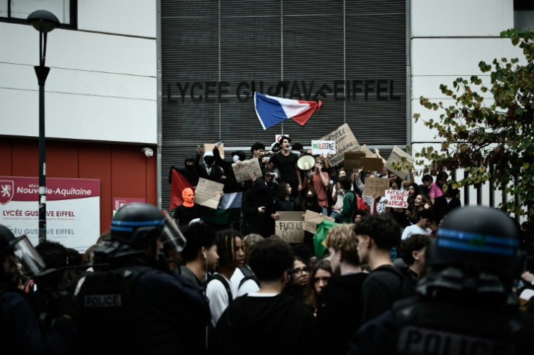 Des lycéens brandissent un drapeau français pendant le blocage de leur établissement, le lycée Gustave-Eiffel de Bordeaux, le 30 septembre 2026 ( AFP / Philippe LOPEZ )
