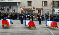 Les cercueils de trois gendarmes tués par un homme armé à Saint-Just lors d'une cérémonie d'hommage, le 28 décembre 2020 à Ambert, dans le Puy-de-Dôme ( POOL / Philippe DESMAZES )