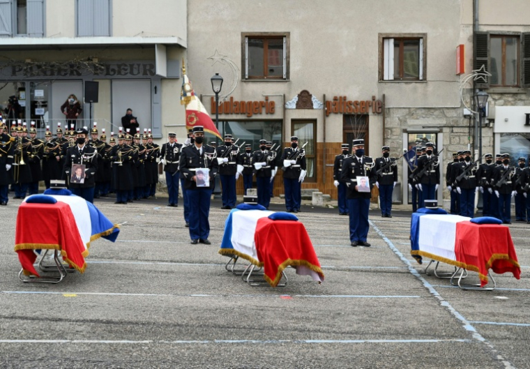 Les cercueils de trois gendarmes tués par un homme armé à Saint-Just lors d'une cérémonie d'hommage, le 28 décembre 2020 à Ambert, dans le Puy-de-Dôme ( POOL / Philippe DESMAZES )
