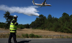 Un avion bombardier d'eau Dash procède à un largage lors d'un exercice en France, le 112 juillet 2025 ( AFP / ROMAIN PERROCHEAU )