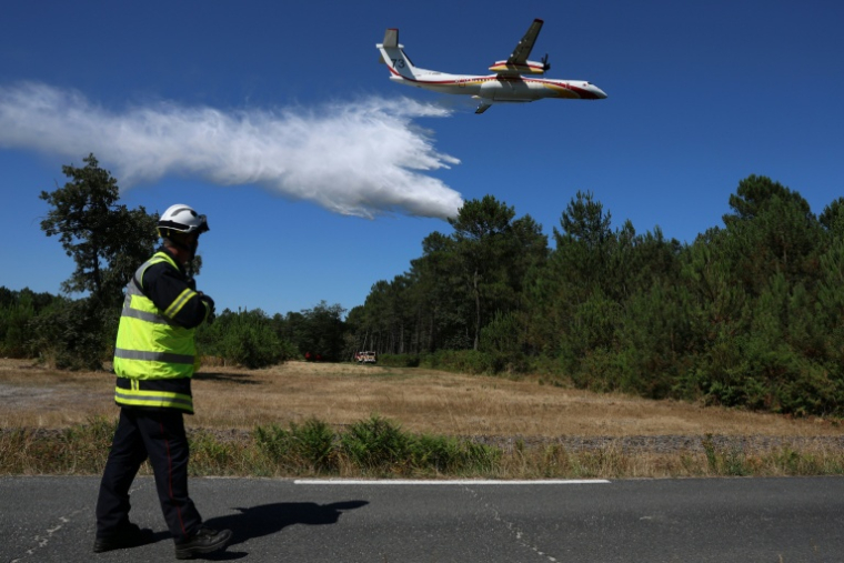 Un avion bombardier d'eau Dash procède à un largage lors d'un exercice en France, le 112 juillet 2025 ( AFP / ROMAIN PERROCHEAU )