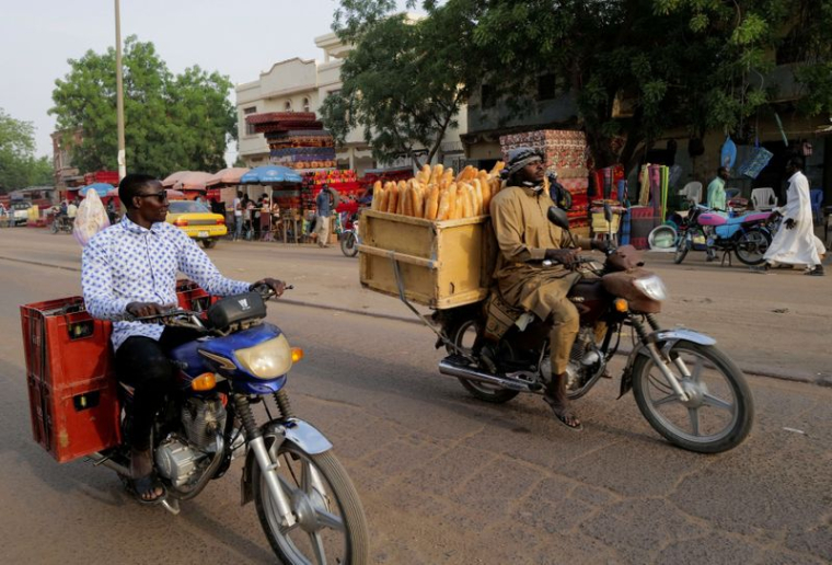 TCHAD: L'ARMÉE NOMME UN GOUVERNEMENT, L'OPPOSITION CRITIQUE