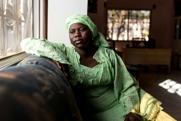 Mariama Fatajo, victime d'excision comme de nombreuses filles et femmes dans son pays la Gambie, pose le 30 janvier 2026 sur son lieu de travail à Manjai Kunda, en Gambie  ( AFP / MUHAMADOU BITTAYE )